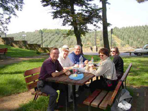  Harry Heflin '62, George Patton '58, Deb Wright, Diana Parton, and Sue Harris Wright '61 at picnic in Vinci. 